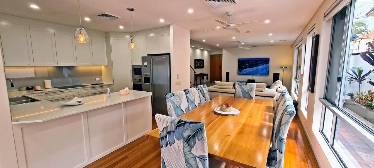 The Secret In Paradise * Gold Coast